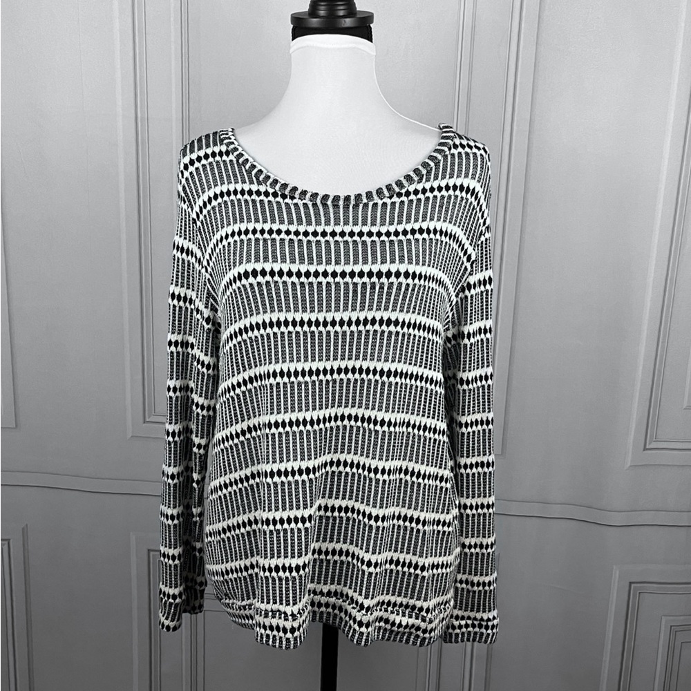 Black and white sweater 🖤